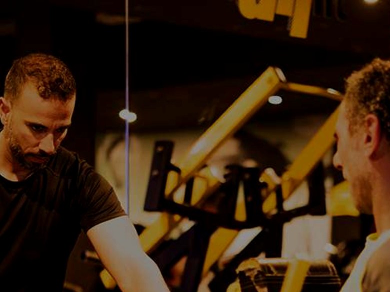 Entrenador personal con un cliente en Beallfit