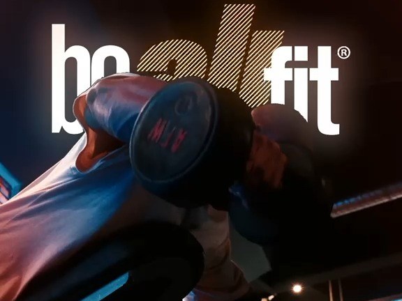 Logo de Beallfit en la sala de entrenamiento