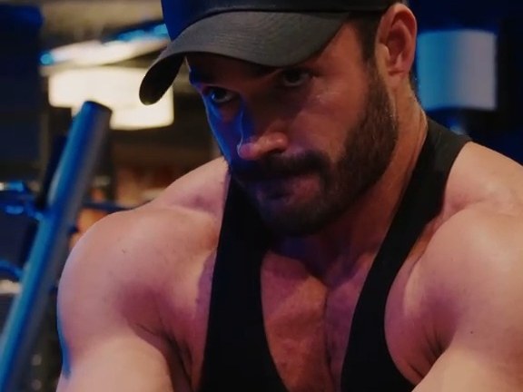 Entrenamiento en máquina de musculación en Beallfit